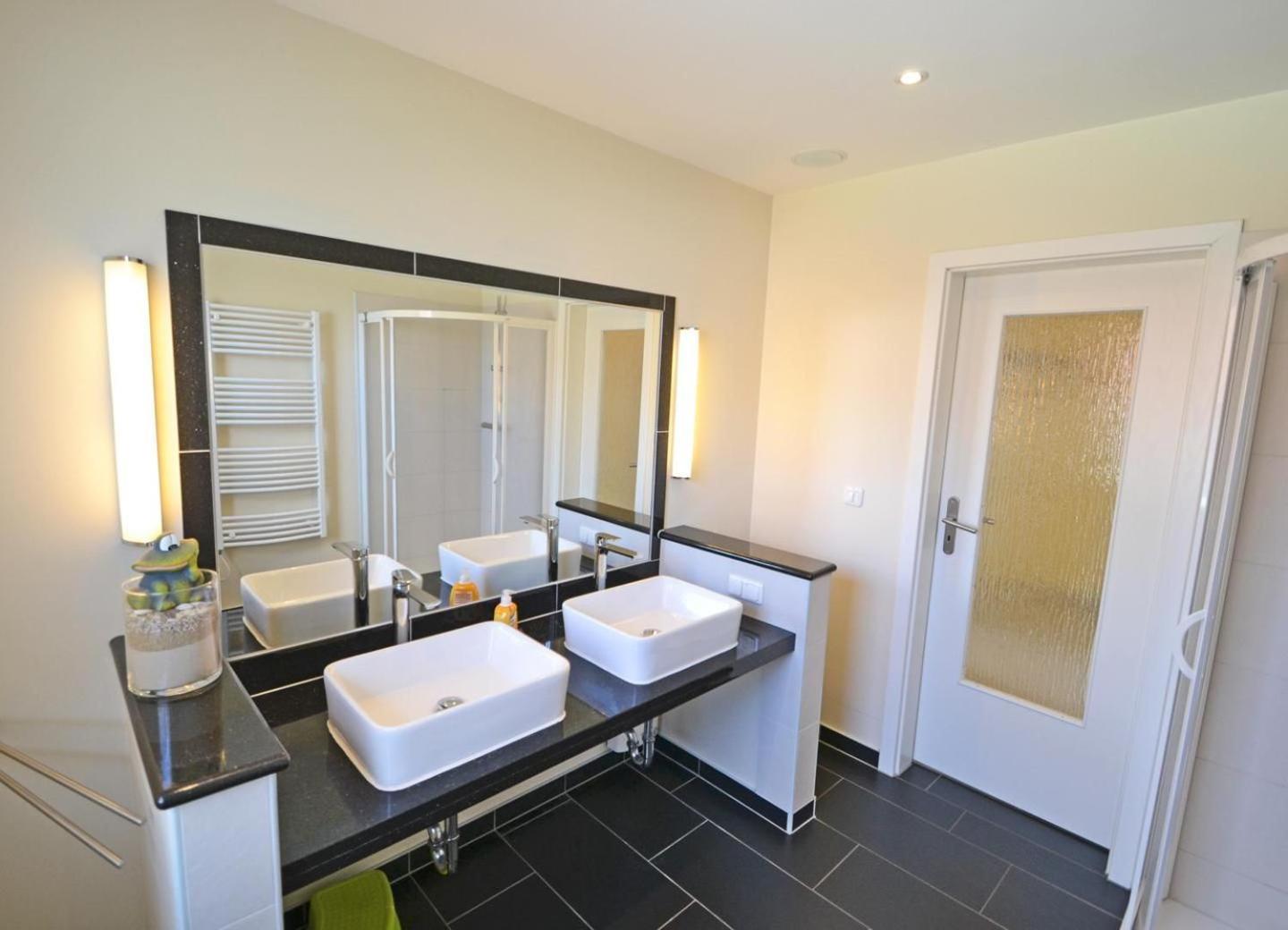 Haus Triade Ferienwohnung Triade 3 ツィノヴィッツ エクステリア 写真